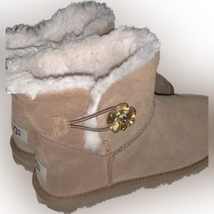 Barely Worn Size 8 Women’s Short Uggs. Tan with beautiful amber floral broche.